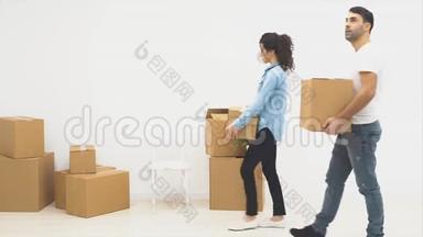 快乐的一对夫妇正在装着大的移动盒子，里面装满了物品，在白色的背景上被隔离开来。 复制空间。 动画。 行动